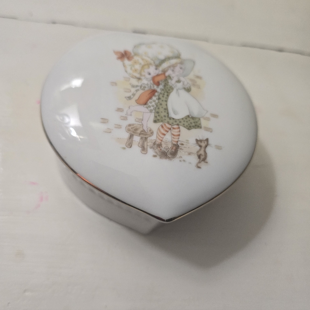 Vintage 1973 Holly Hobbie Porcelian Covered Trinket Dish Heart